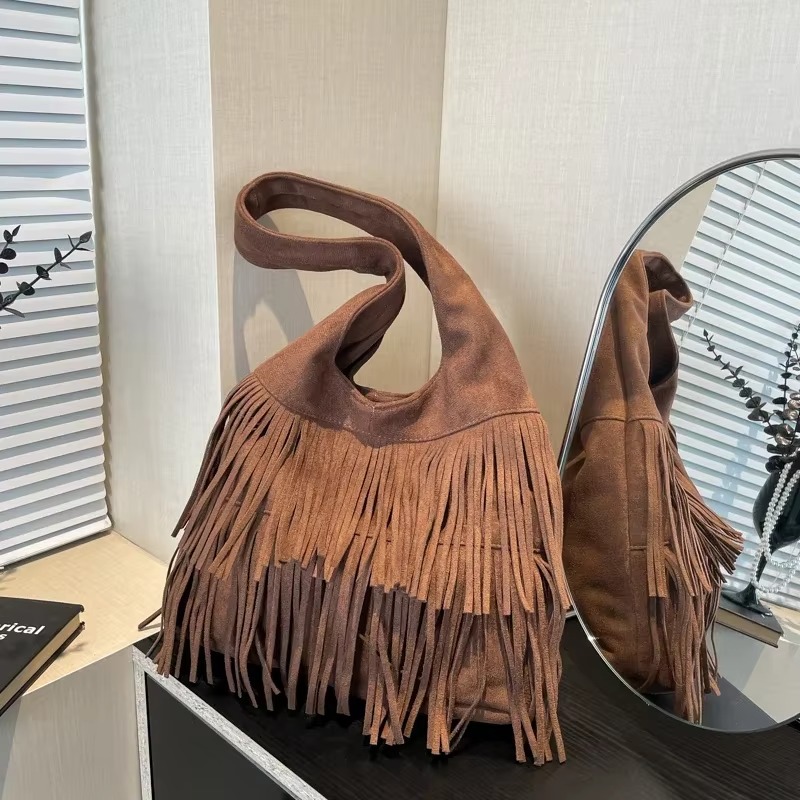 Luxury Bags On Sales - Schoudertassen van imitatiesuède met kwastjes Grote